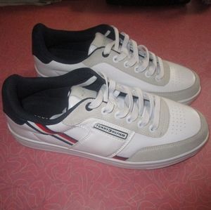 Tommy Hilfiger Laritzo Sneaker   [size 7. 5]